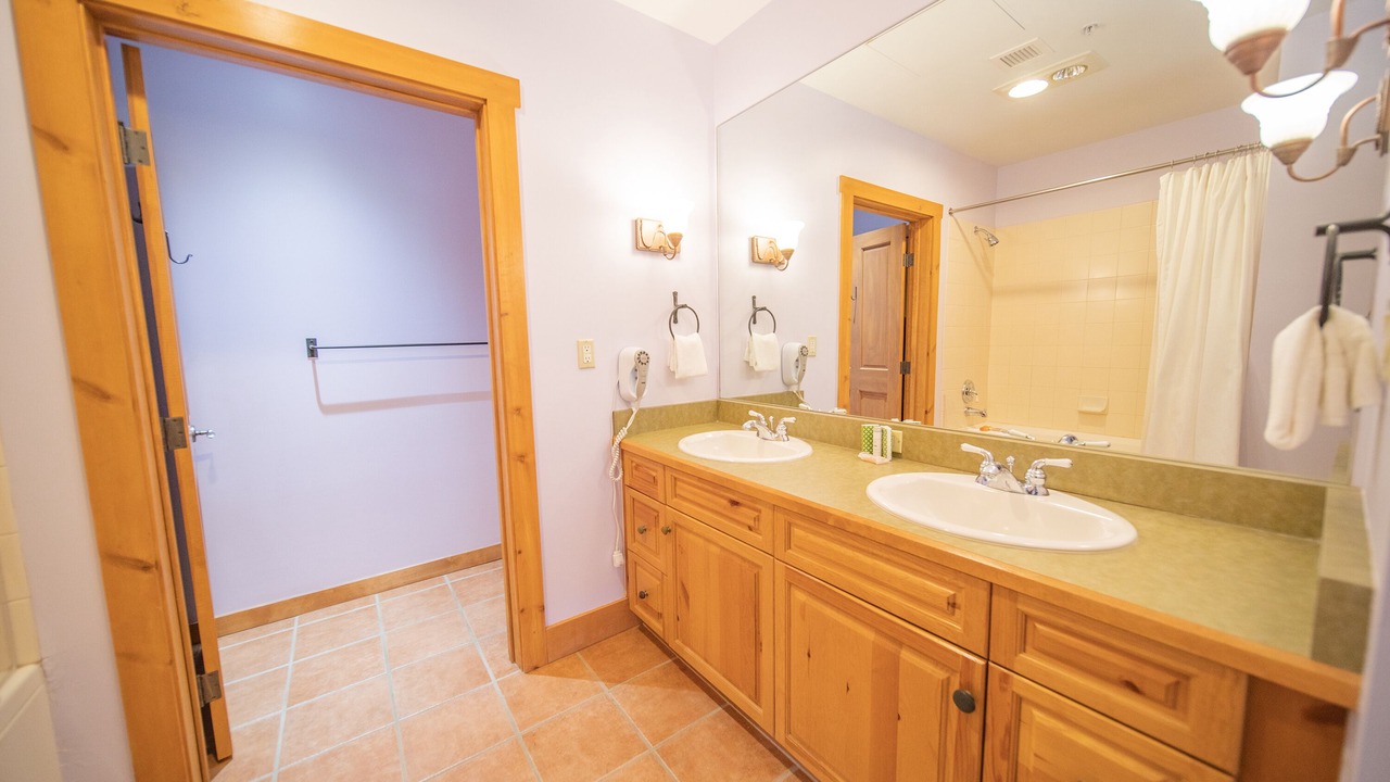 Photo of Bathroom in River Run