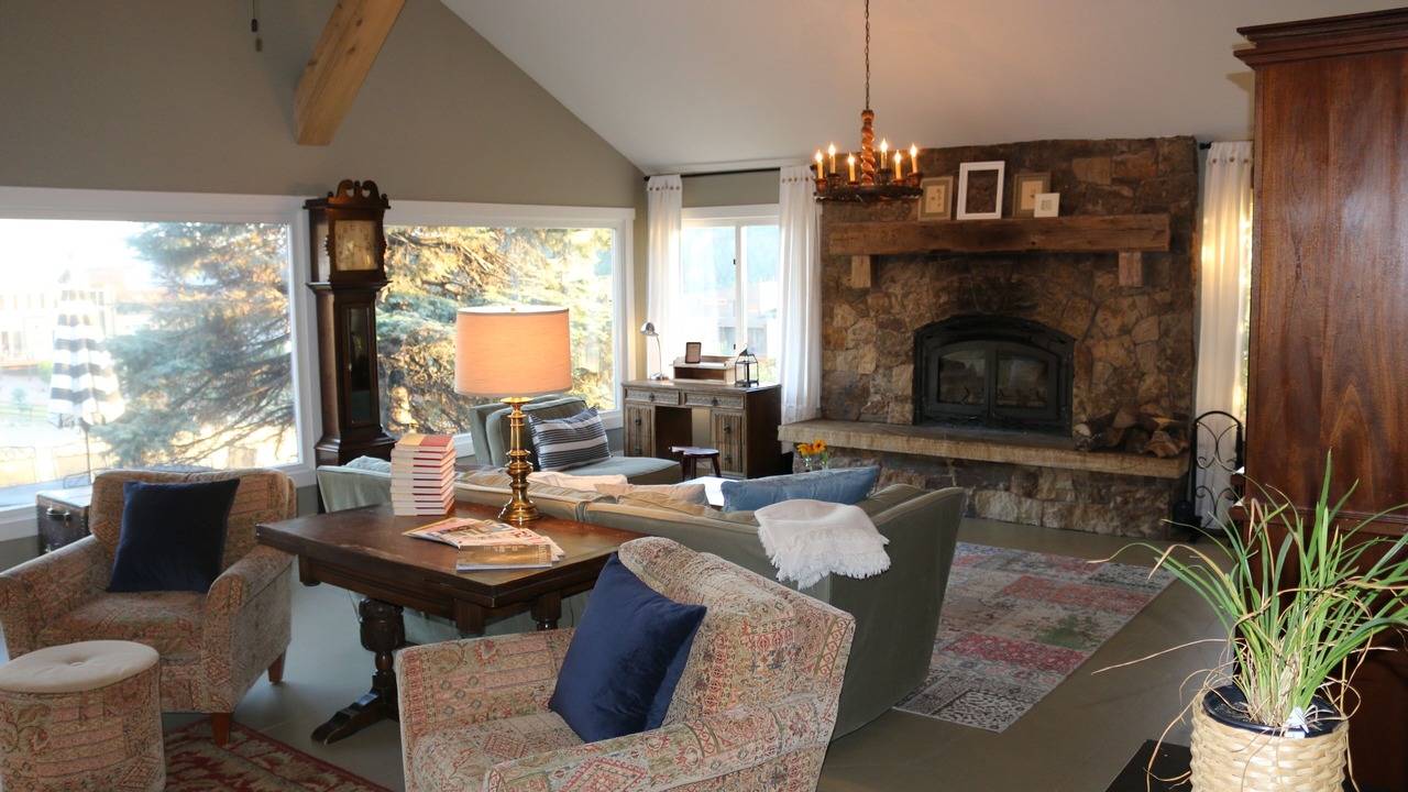 Photo of Livingroom in North Central Evergreen