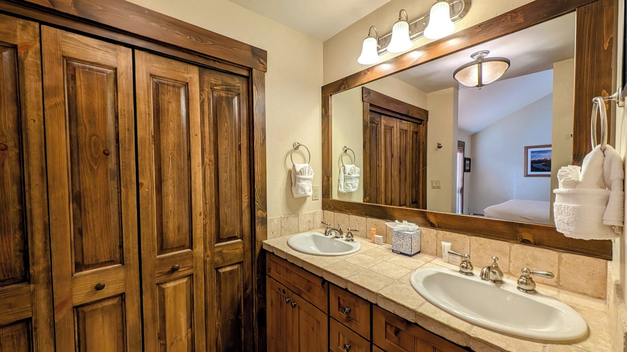 Photo of Bathroom in Lakeside Village