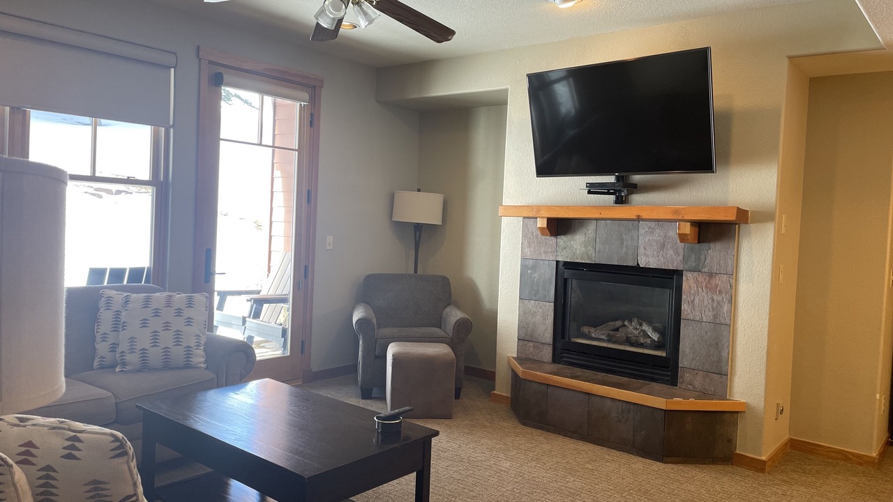 Photo of Livingroom in Peak 9