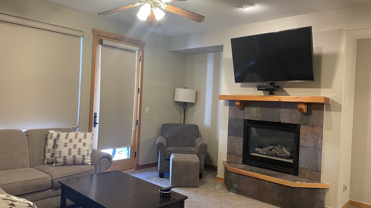 Photo of Livingroom in Peak 9