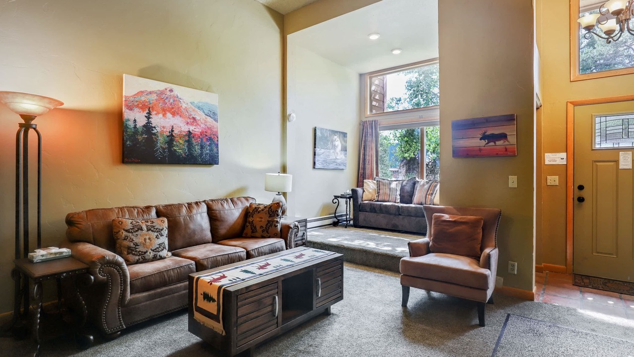 Photo of Livingroom in Peak 9