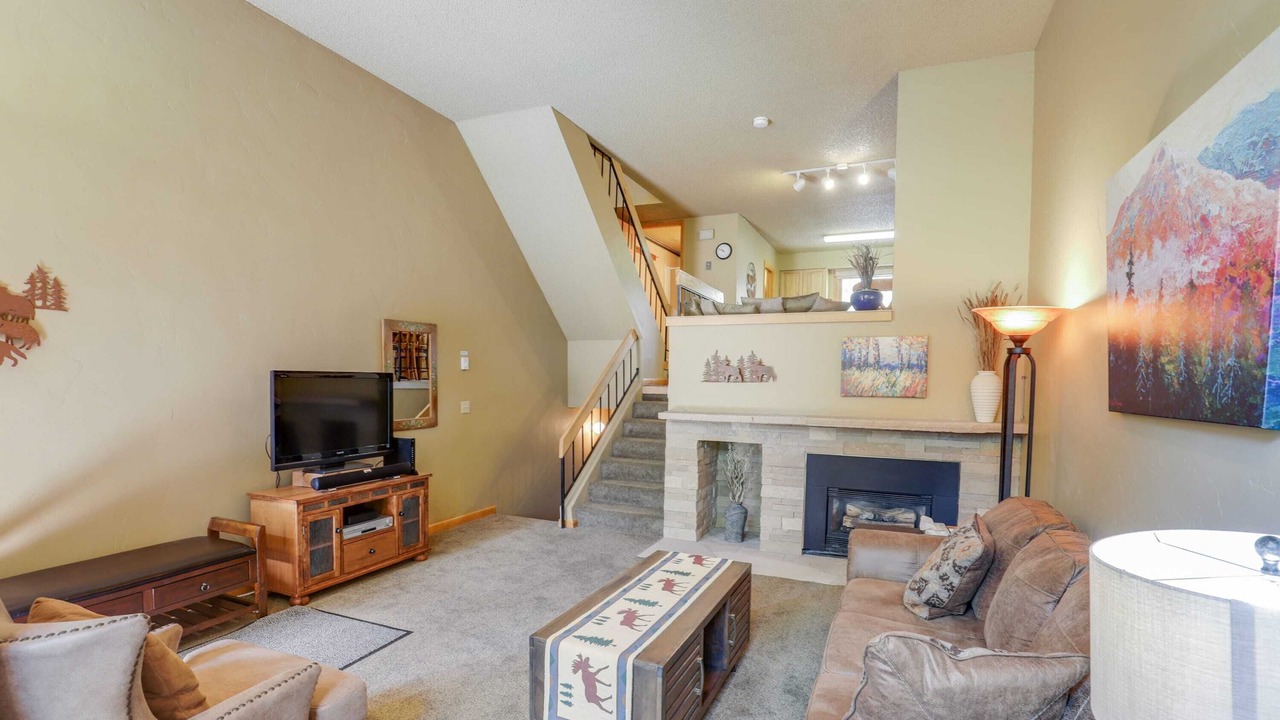 Photo of Livingroom in Peak 9
