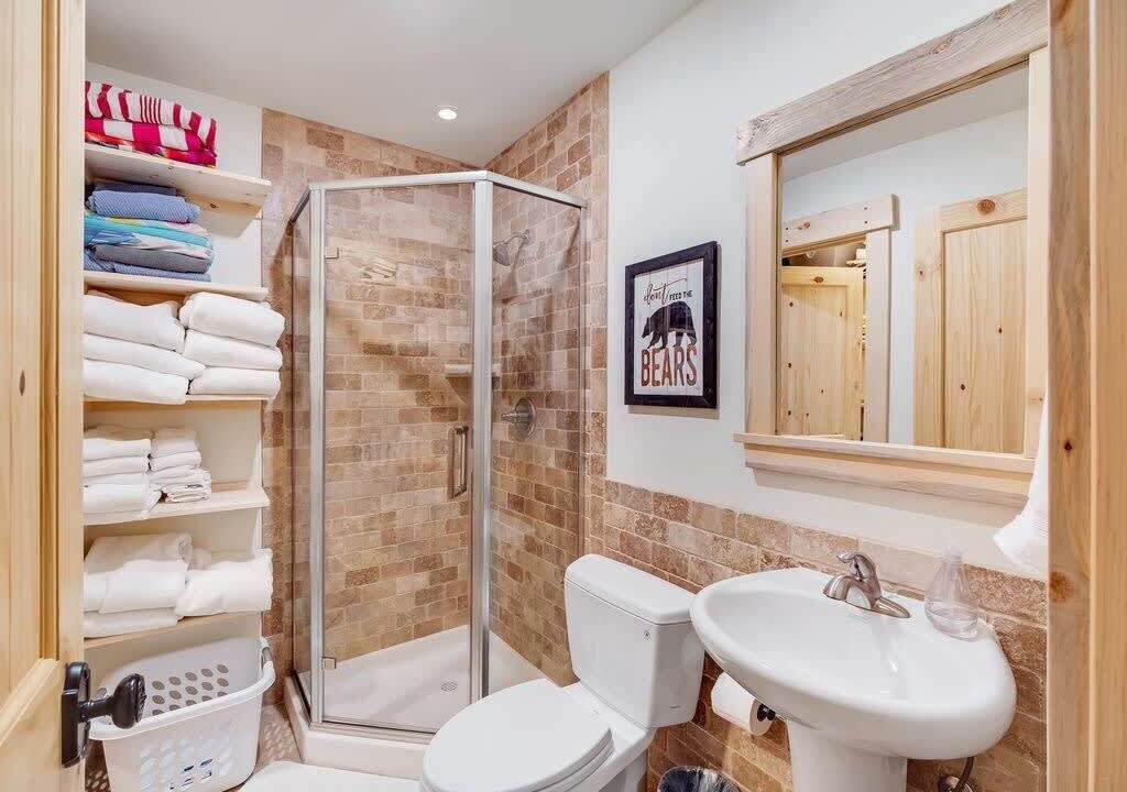 Photo of Bathroom in Peak 8