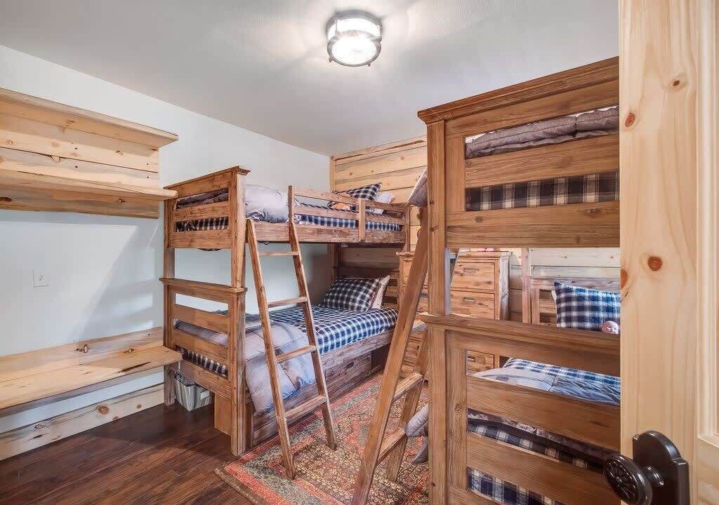 Photo of Bedroom in Peak 8
