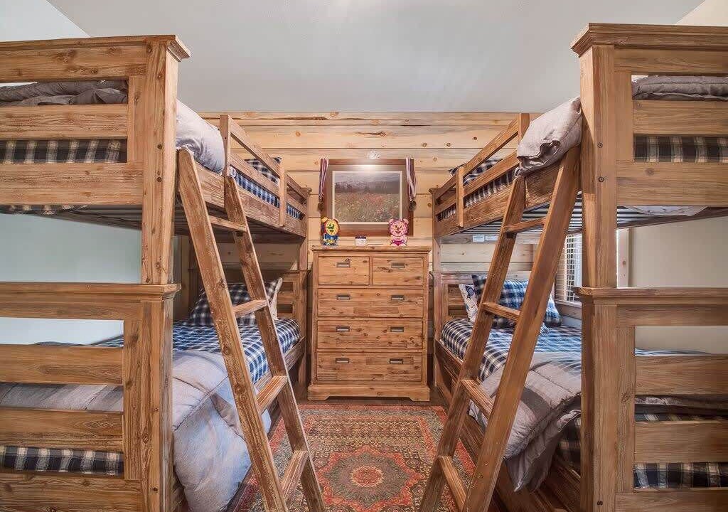 Photo of Bedroom in Peak 8