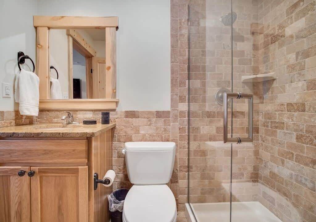 Photo of Bathroom in Peak 8