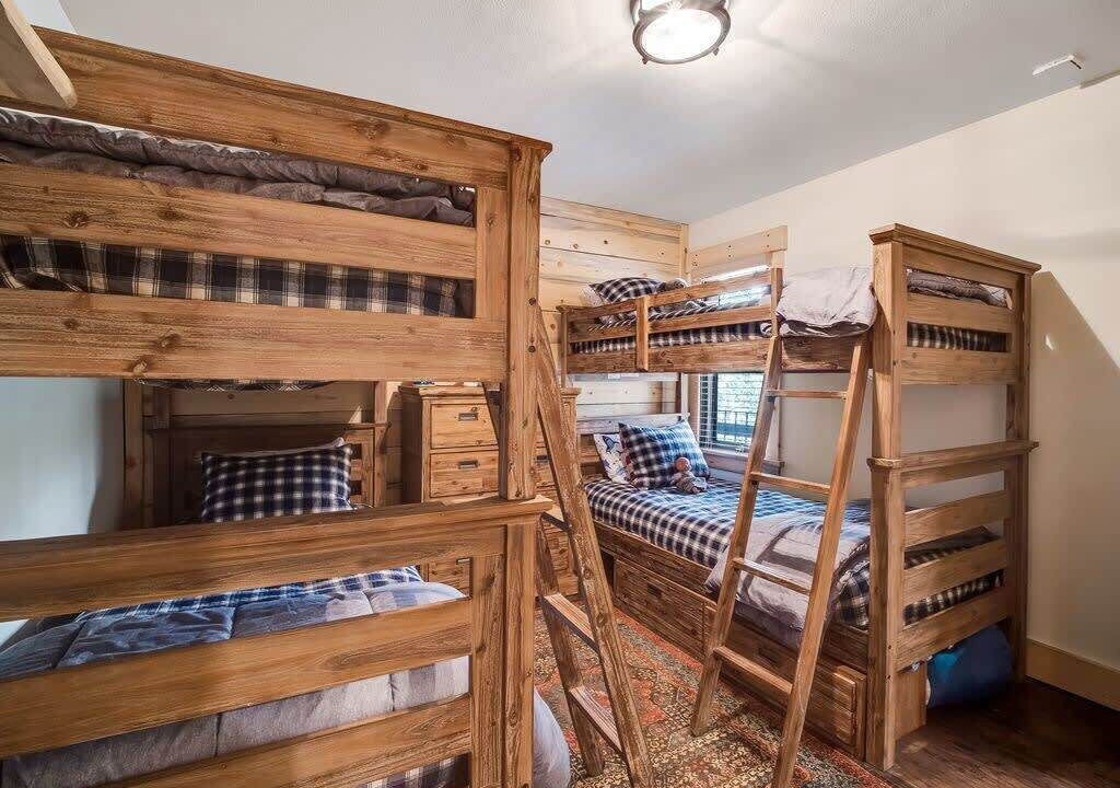Photo of Bedroom in Peak 8