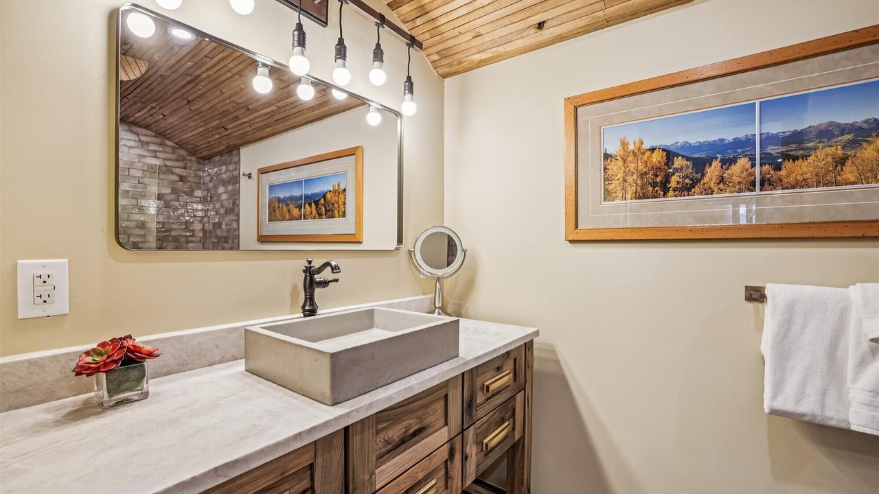 Photo of Bathroom in Peak 9