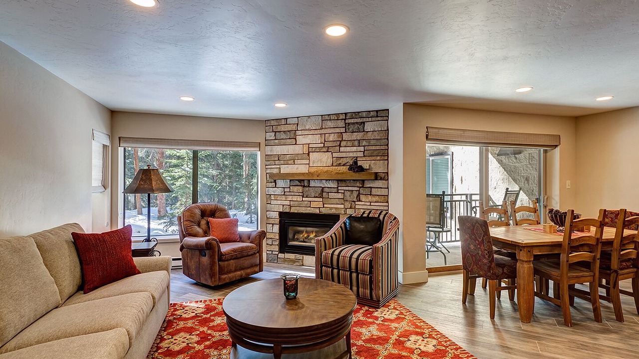 Photo of Livingroom in Peak 9