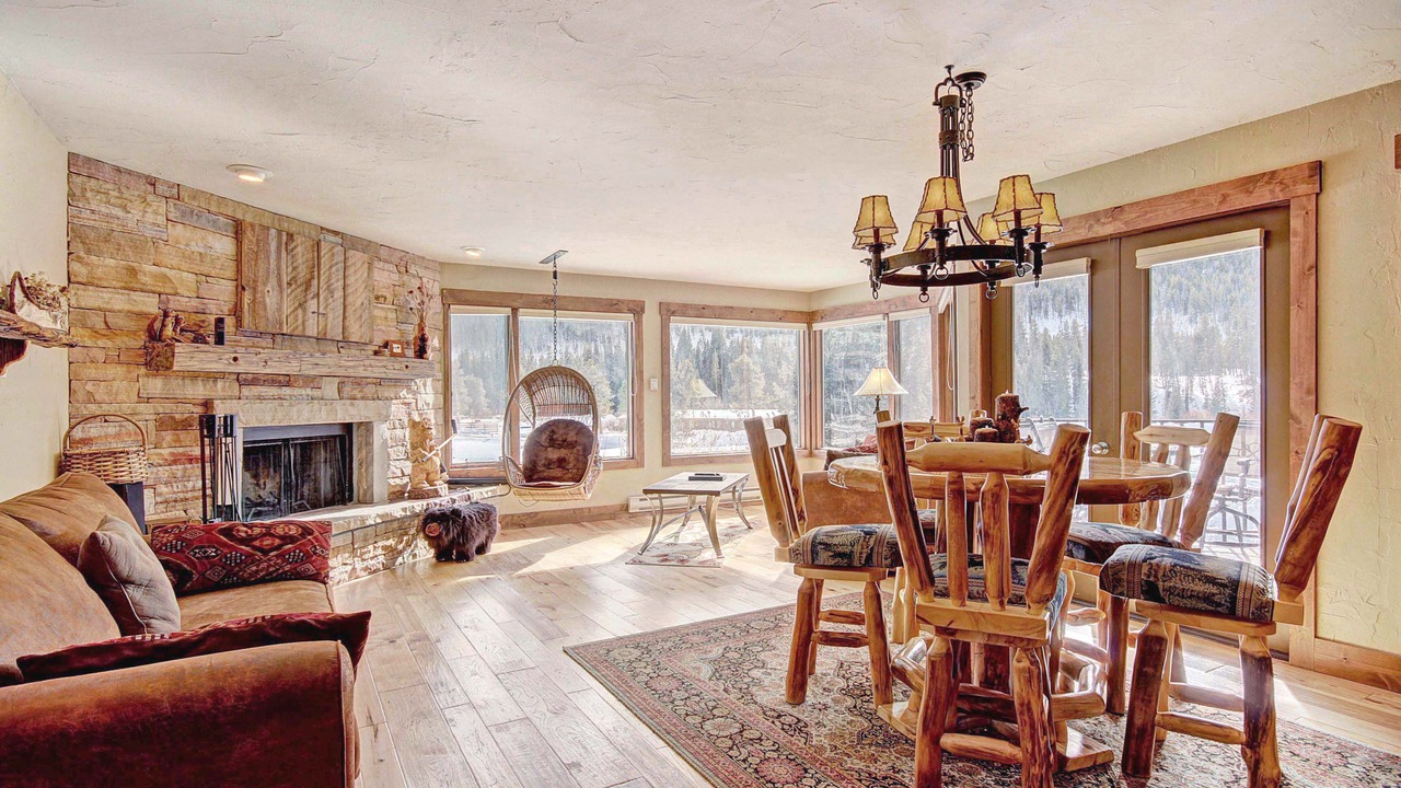 Photo of Livingroom in Lakeside Village