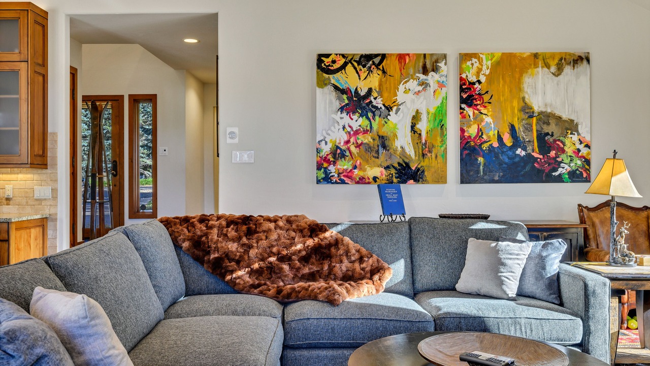 Photo of Livingroom in Edwards