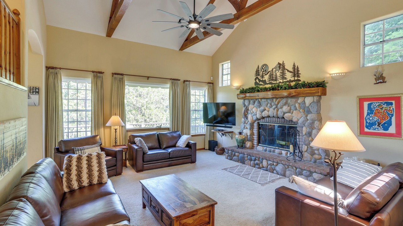 Photo of Livingroom in Lake Arrowhead
