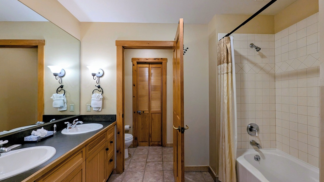 Photo of Bathroom in River Run