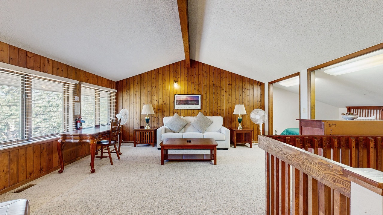 Photo of Livingroom in Fall River Estates
