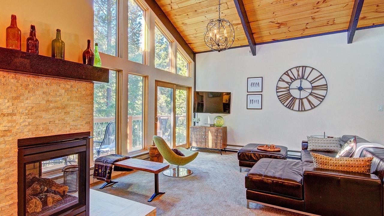 Photo of Livingroom in Peak 9