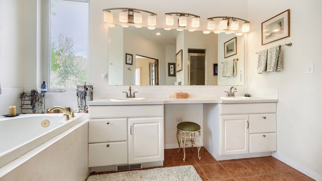 Photo of Bathroom in Devil's Thumb - Rolling Hill
