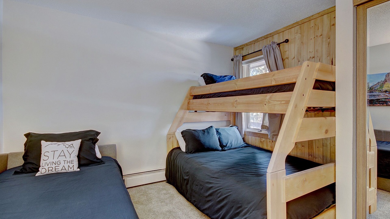 Photo of Bedroom in Peak 8