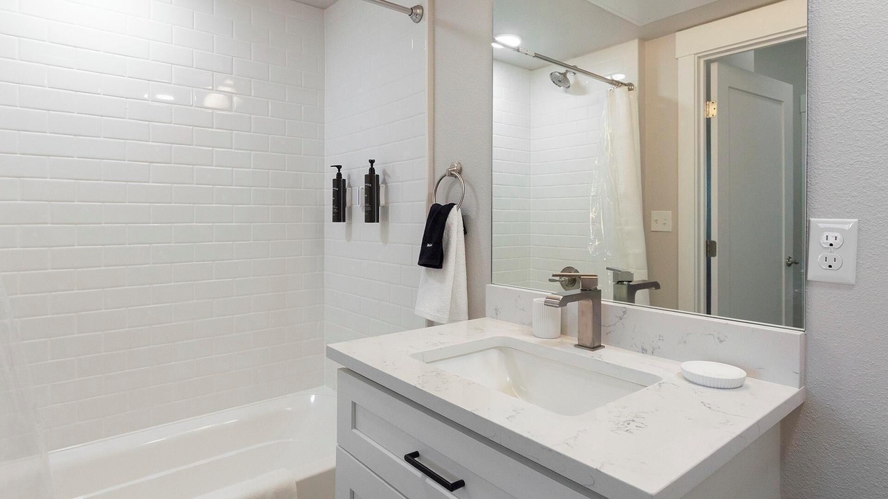 Photo of Bathroom in College View