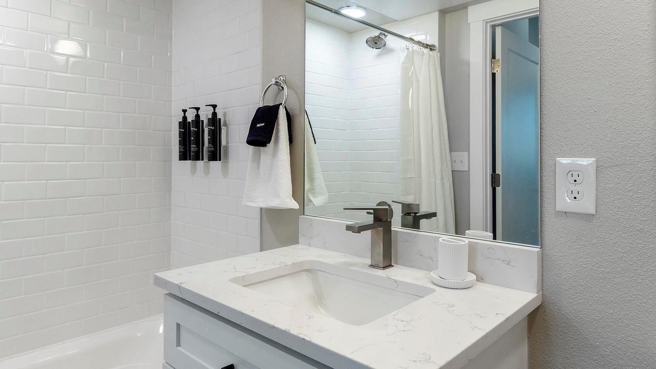 Photo of Bathroom in College View