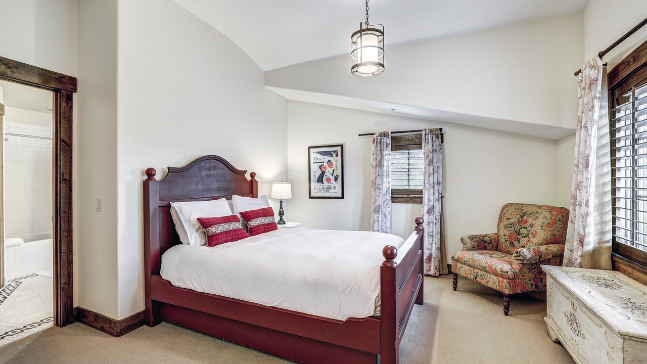 Photo of Bedroom in Peak 8