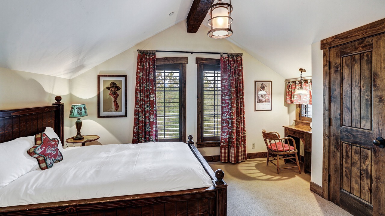 Photo of Bedroom in Peak 8