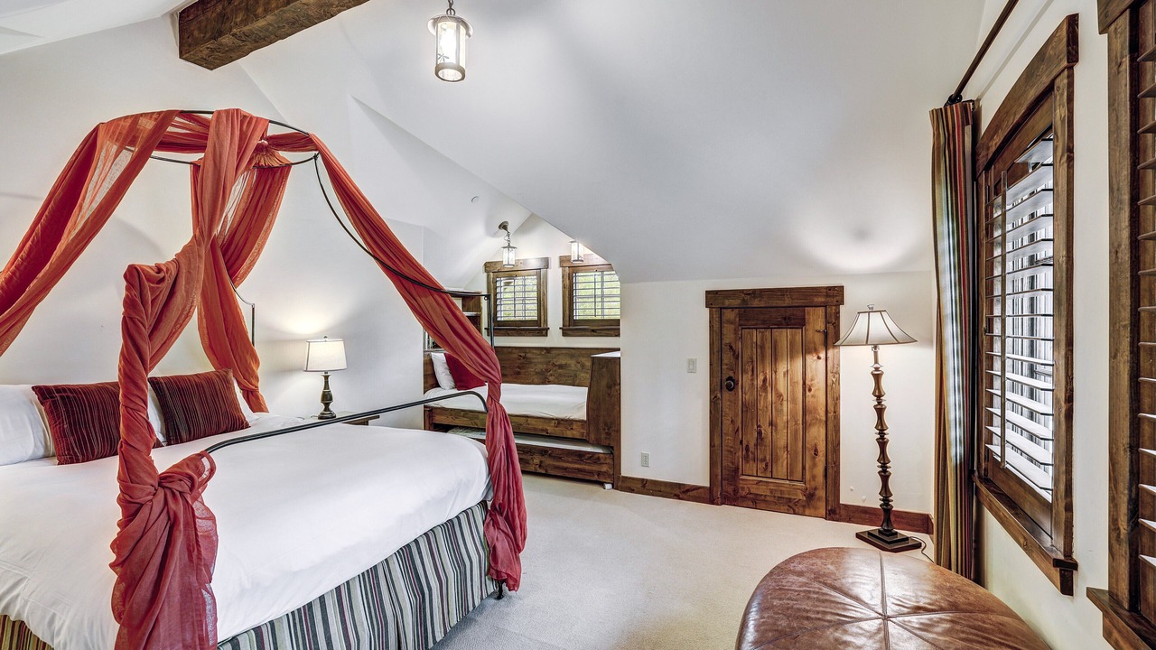 Photo of Bedroom in Peak 8