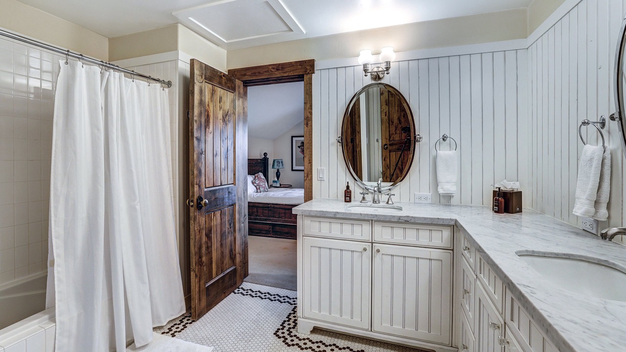 Photo of Bathroom in Peak 8