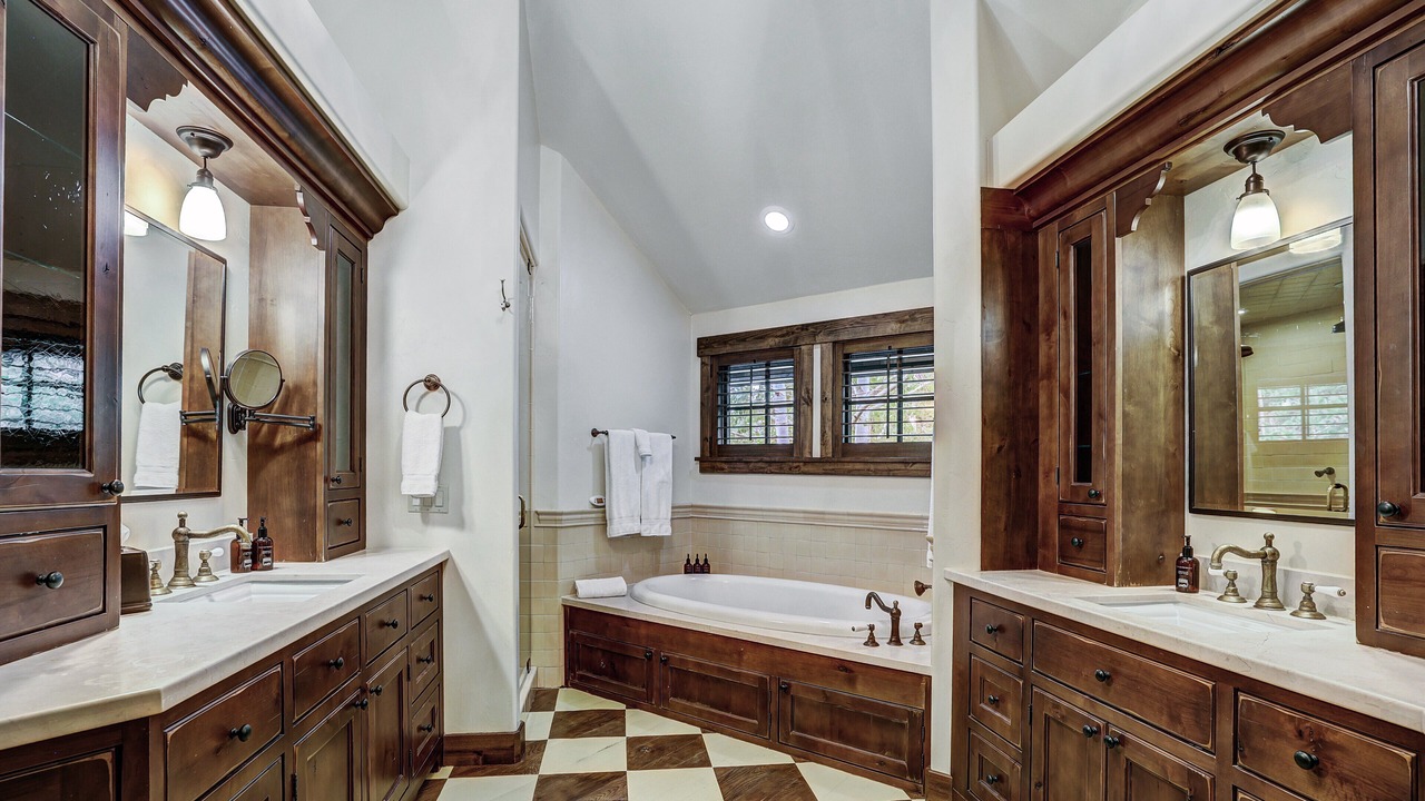 Photo of Bathroom in Peak 8