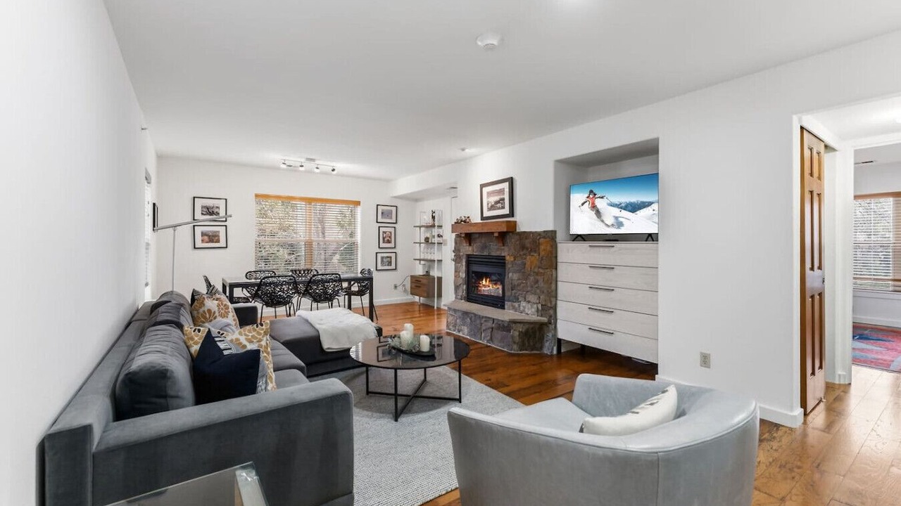 Photo of Livingroom in Edwards