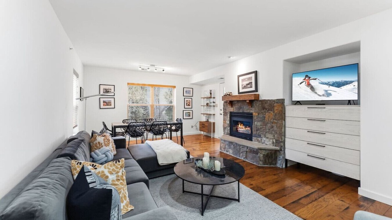 Photo of Livingroom in Edwards