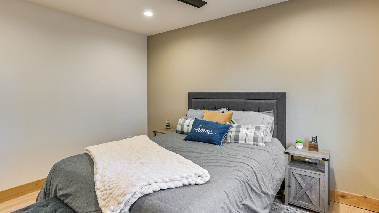 Photo of Bedroom in Lake Hatcher Park