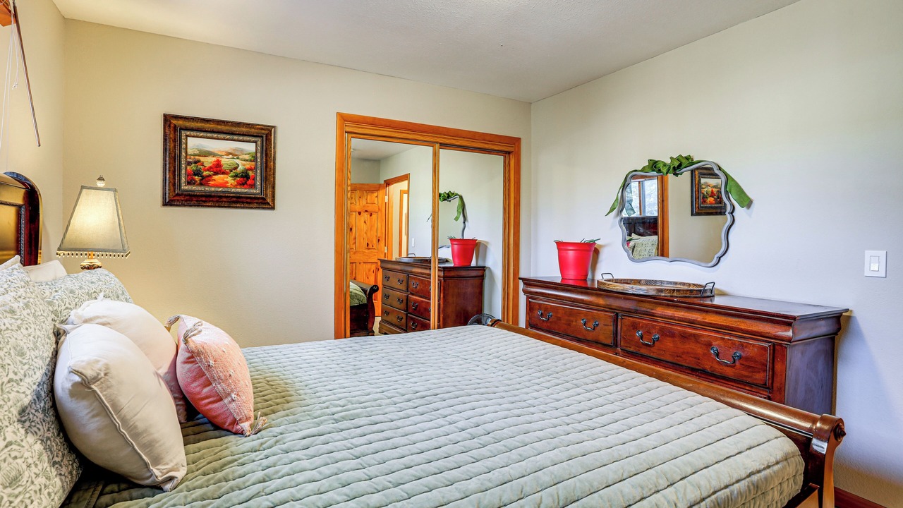 Photo of Bedroom in Evergreen Meadows