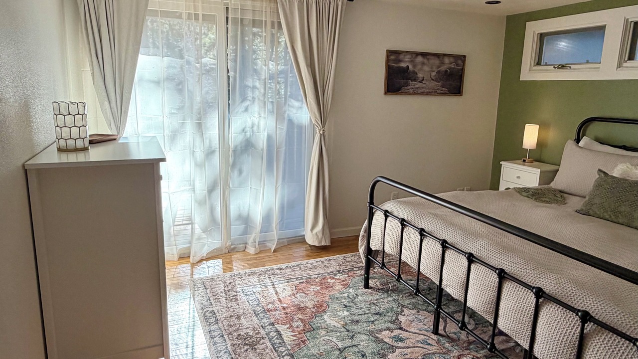 Photo of Bedroom in Cheyenne Canyon