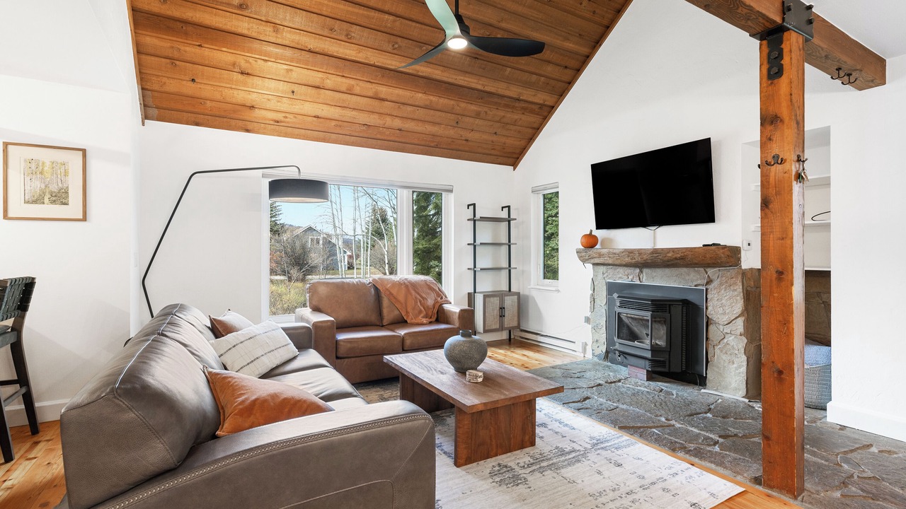 Photo of Livingroom in Edwards