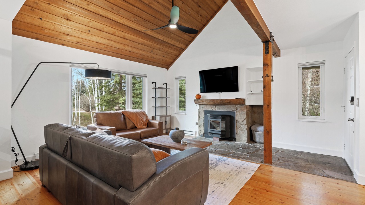 Photo of Livingroom in Edwards