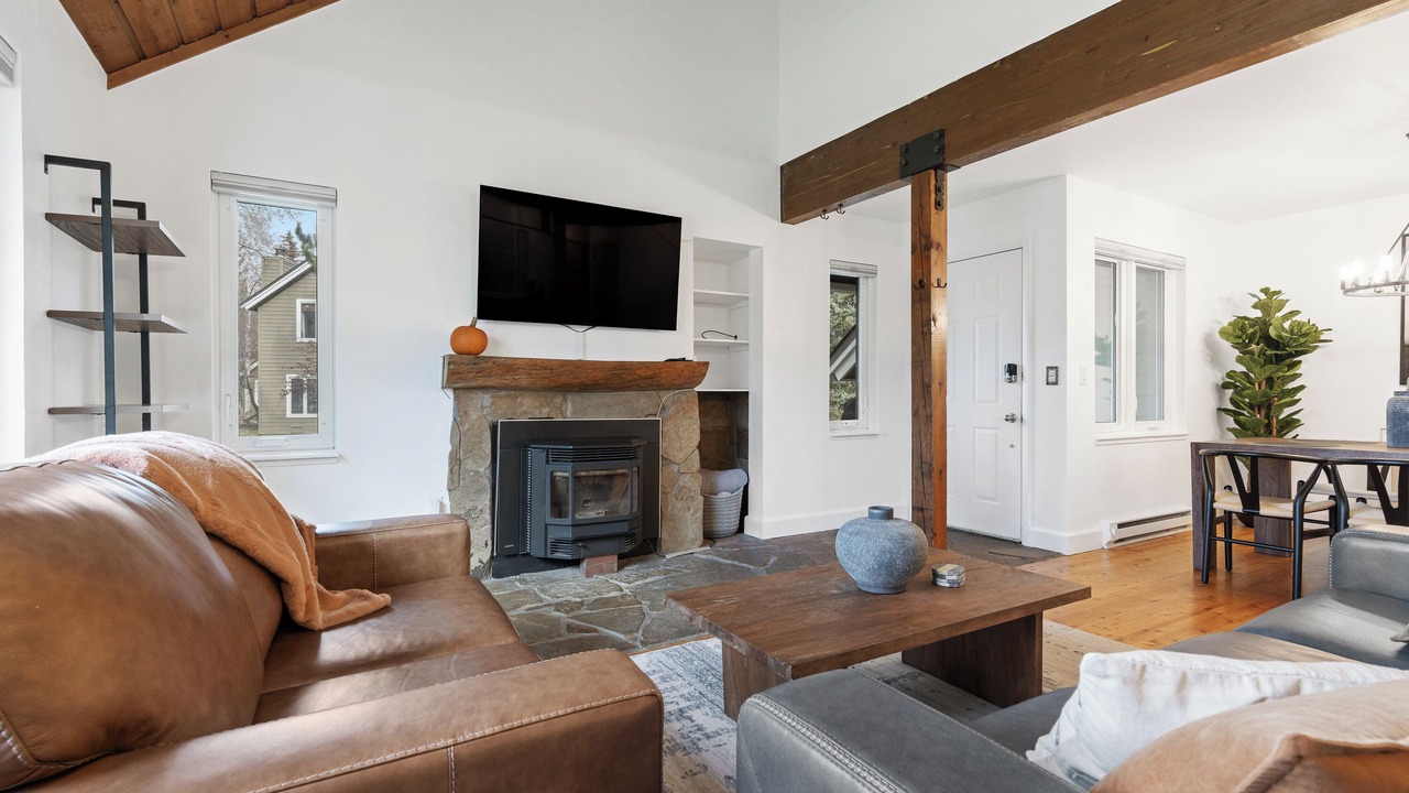 Photo of Livingroom in Edwards