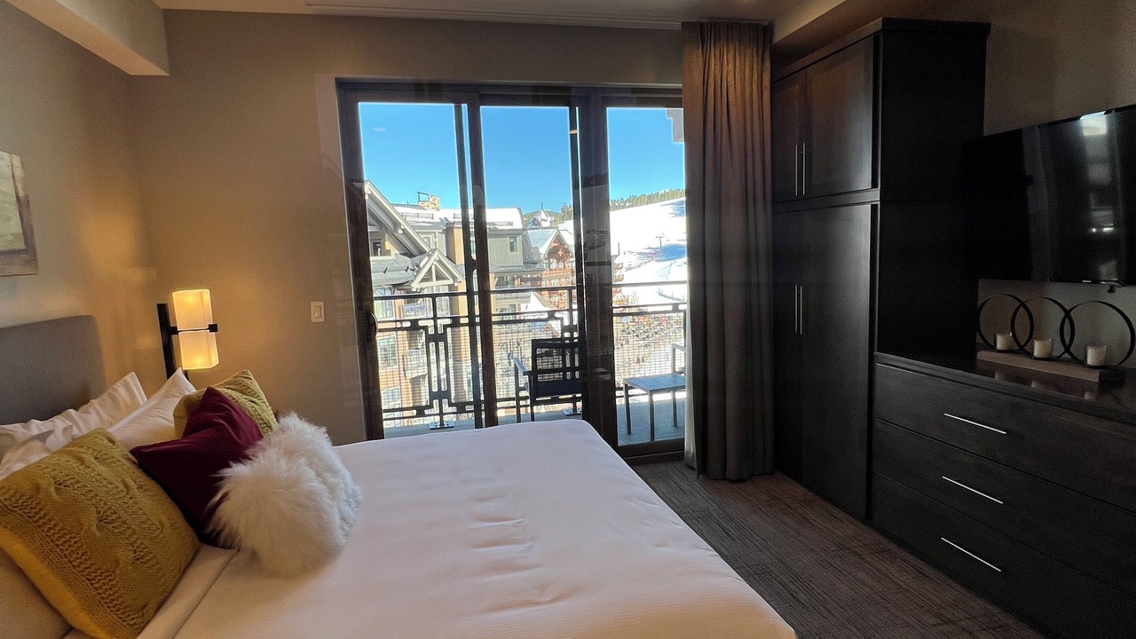 Photo of Bedroom in Peak 8