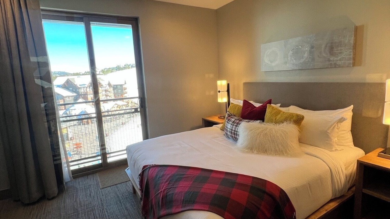 Photo of Bedroom in Peak 8