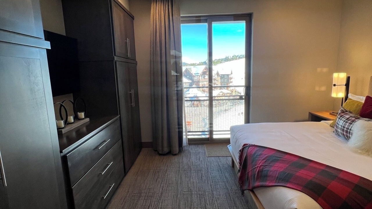 Photo of Bedroom in Peak 8