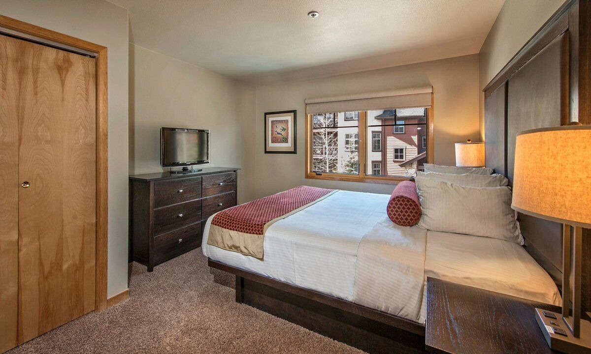 Photo of Bedroom in Peak 9