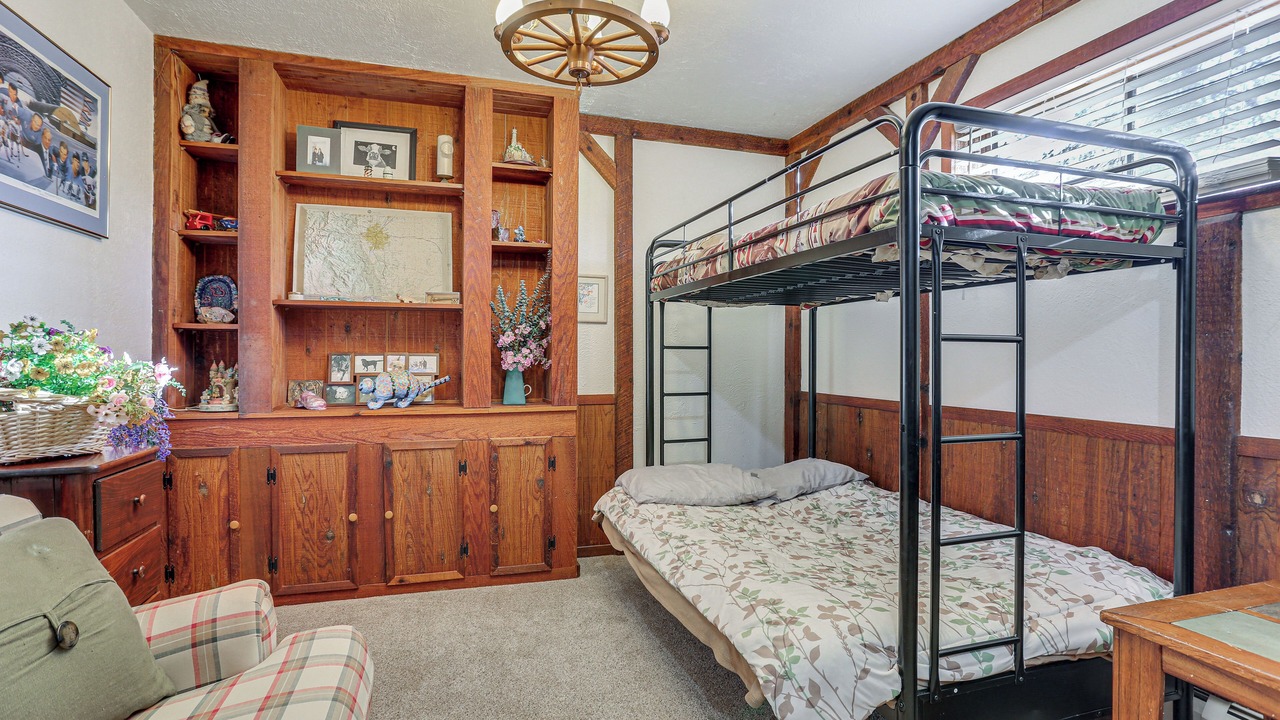 Photo of Bedroom in Pine