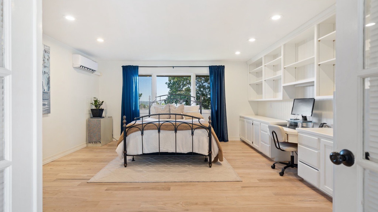 Photo of Bedroom in Skyway