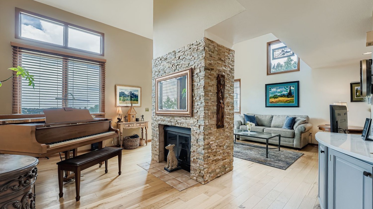 Photo of Livingroom in Genesse North Central