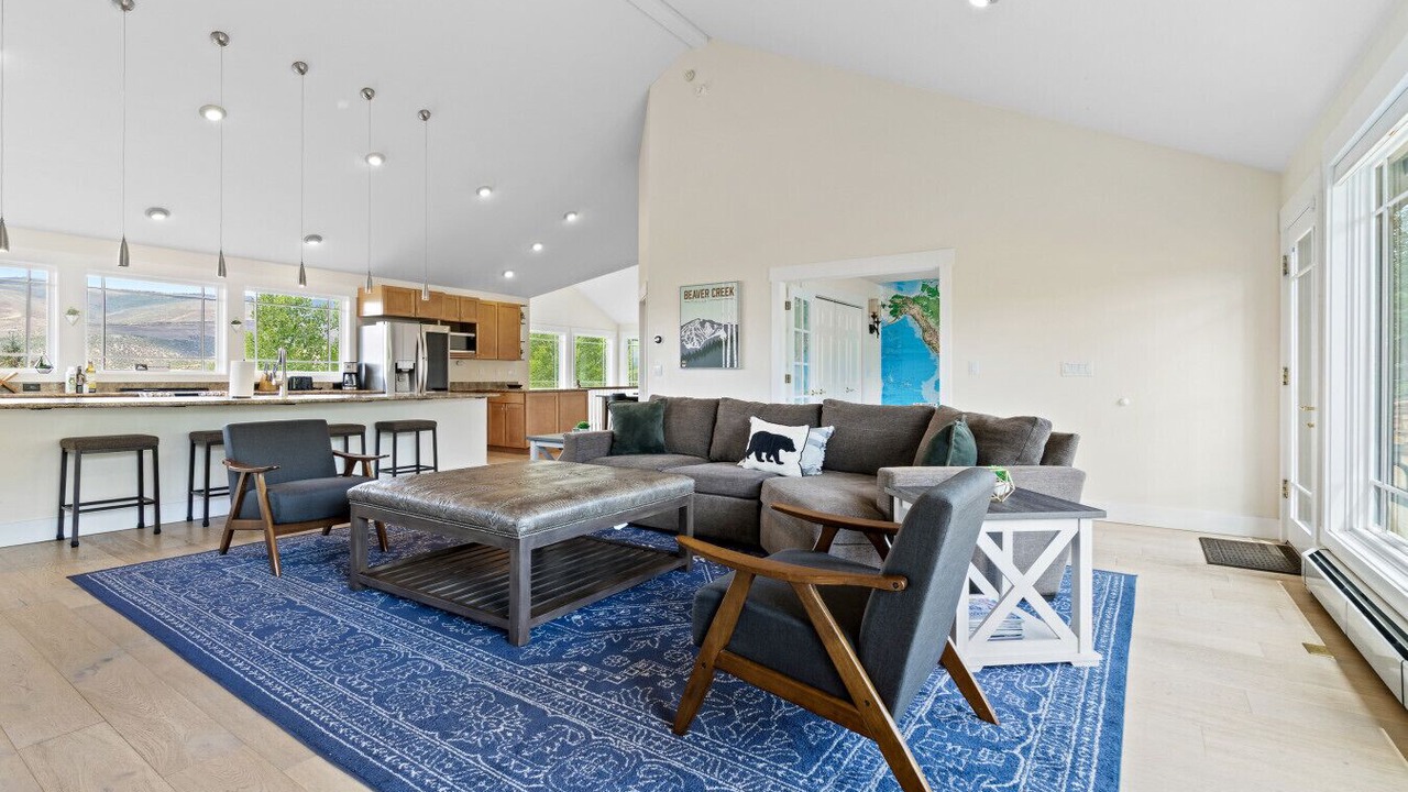 Photo of Livingroom in Edwards