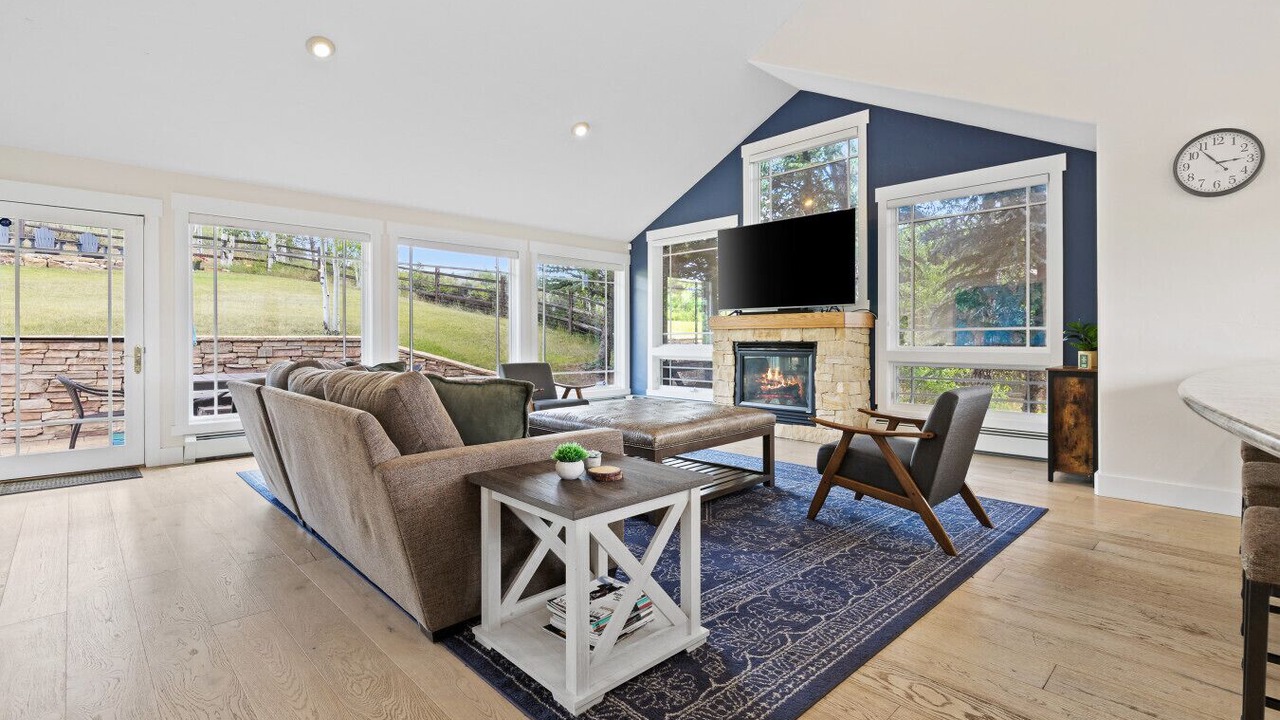 Photo of Livingroom in Edwards
