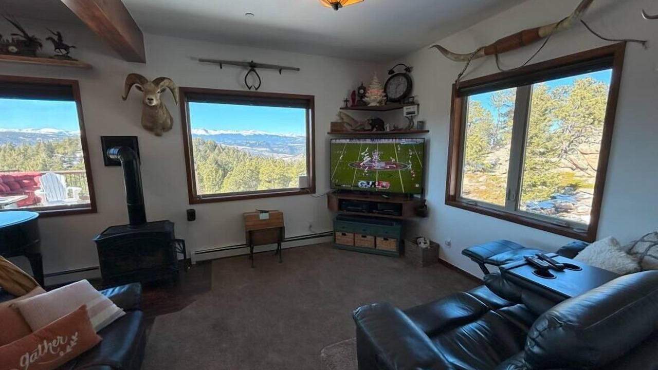 Photo of Livingroom in Coal Creek Canyon