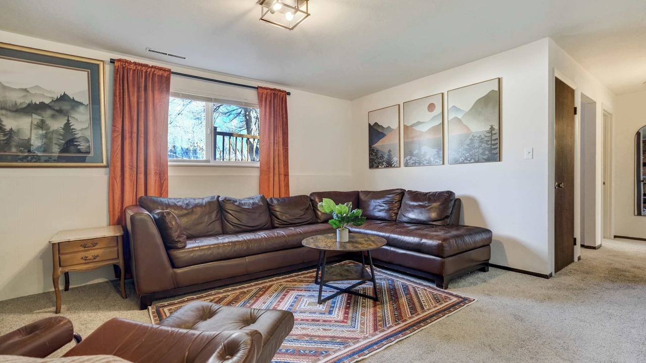 Photo of Livingroom in Pleasant Valley