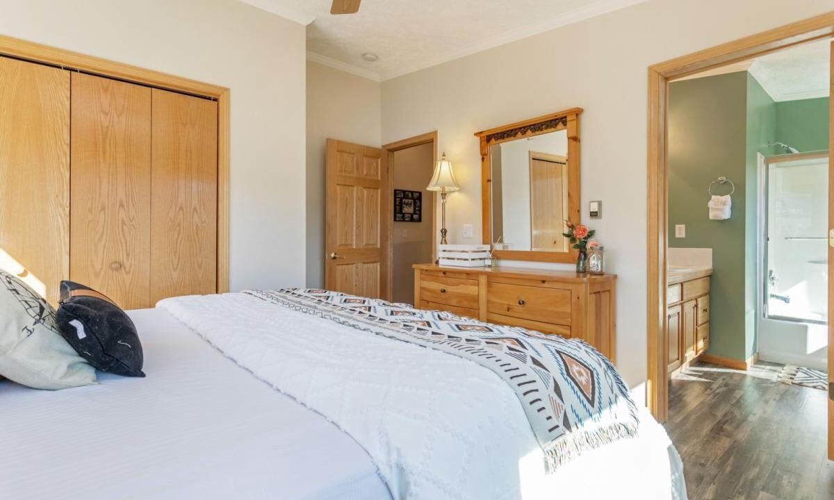 Photo of Bedroom in Summit Cove