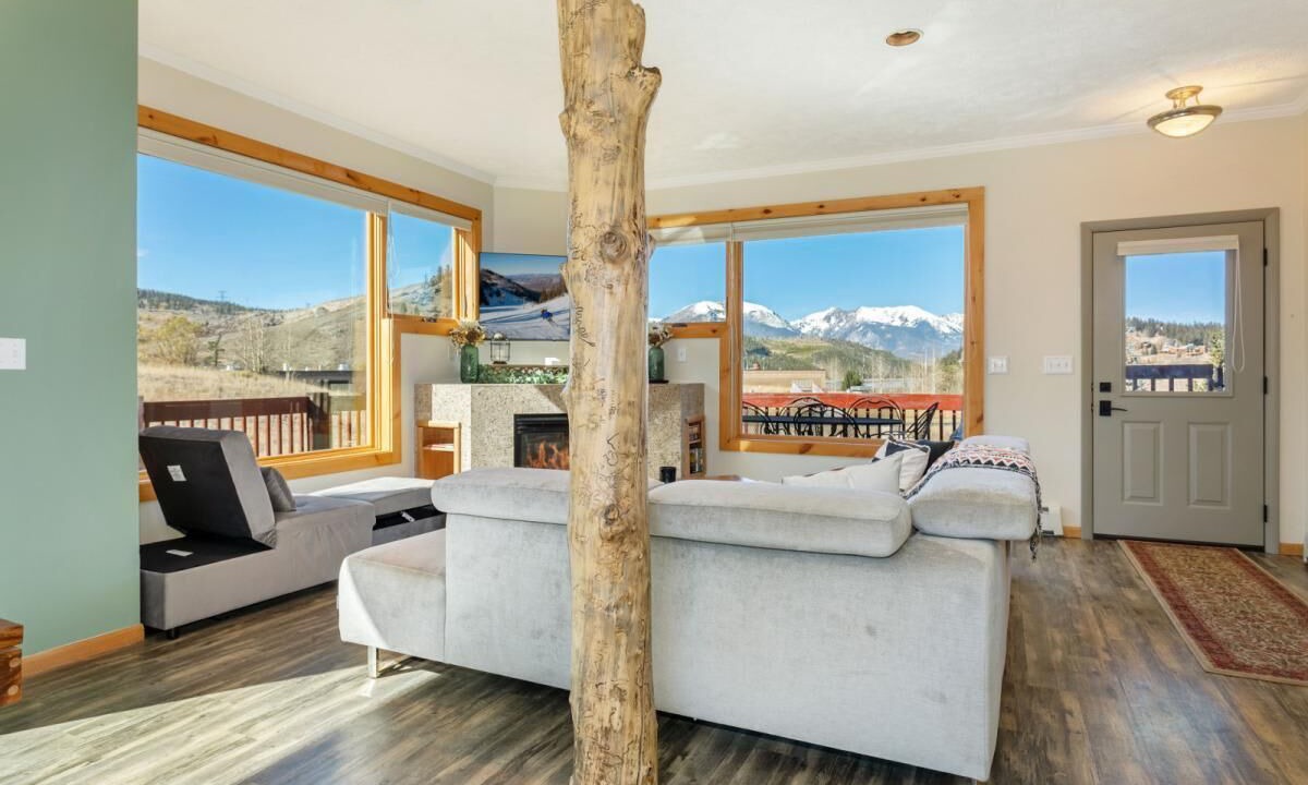 Photo of Livingroom in Summit Cove